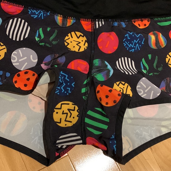 🌟HostPick🌟Colourful Circles Lululemon Seawheeze Speed shorts 2.5 in - size 12 - Picture 4 of 16